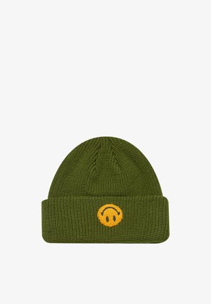 Strikket hue i olivengrøn med en foldetkant, som har et broderet gult smilende ansigt design på fronten. Teksturstof.