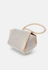 Sac à main avec une forme structurée, recouvert de strass irisés brillants, rehaussé d'une poignée et de finitions dorées. Surface texturée.