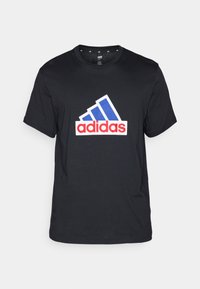 Černé bavlněné tričko s velkým bílým, modrým a červeným logem Adidas na hrudi; krátké rukávy a kulatý výstřih.