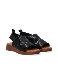 Zwarte leren slingback sandalen met een open teen, gestructureerde bovenkant, elastische banden en een bruine platformzool. Gemaakt voor comfort en ondersteuning.