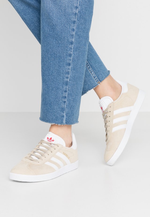GAZELLE - Sneaker low - savanne/footwear white/glow red