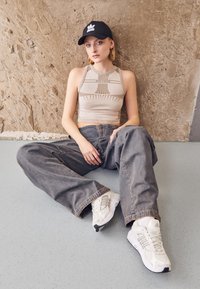 adidas Originals RESPONSE CL - Športni copati - white tint/silver metallic