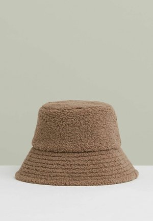 Sombrero de cubo marrón hecho de una tela suave y texturizada. Presenta un ala ancha y una corona cilíndrica con detalles cosidos.