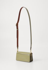 COACH PATENT SIGNATURE LEATHER TABBY SHOULDER BAG 20 - Håndtasker - moss