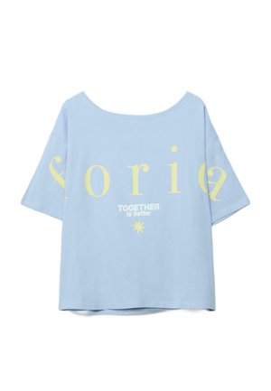 Lyseblå kortærmet skjorte med gul tekst "Gloria" og hvid sætning "Sammen er bedre" med stjernegrafik nedenunder på fronten.