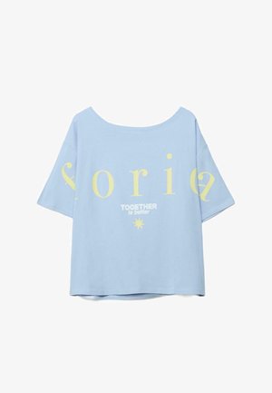 Svetlomodrá košeľa s krátkym rukávom s žltým nápisom "Gloria" a bielou frázou "TOGETHER is better" s grafikou hviezdy pod textom na prednej strane.