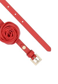 Cinturón de cuero rojo con diseño en forma de rosa, textura suave, hebilla de metal color dorado y múltiples orificios de ajuste a lo largo de la correa.