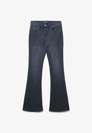 Jean en denim foncé évasé avec une texture légèrement délavée, cinq poches et un bouton en métal au niveau de la taille.