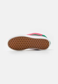 Sneaker mit einem bunten Design in Pink, Grün und Weiß. Strukturiertem braunem Gummi outsole mit Rautenmuster für Grip.