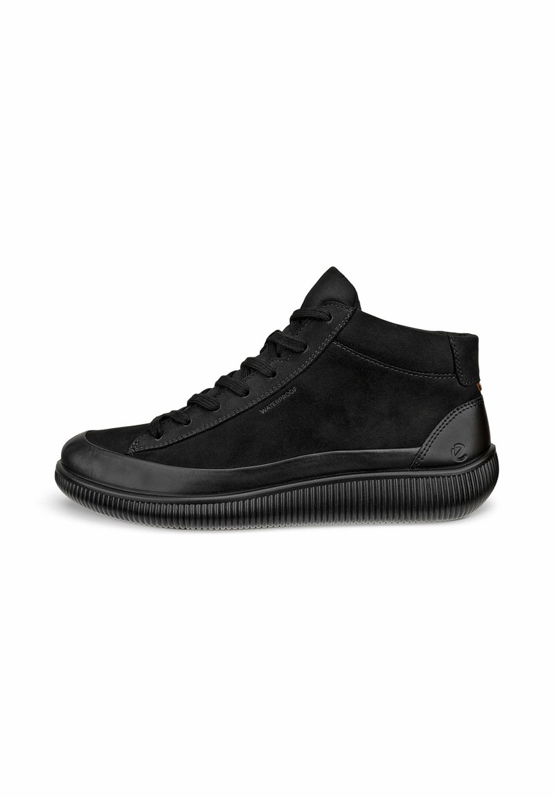Baskets mi-hautes noires imperméables avec fermeture à lacets et semelle texturée, vue de côté sur fond blanc.