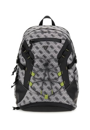 Sac à dos gris avec accents noirs, présentant un motif de logo répété, un design rembourré, une poche zippée à l'avant et des touches de vert.
