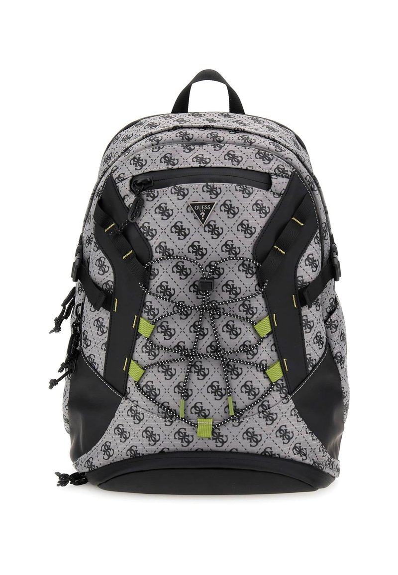 Zaino grigio con accenti neri, caratterizzato da un motivo logo ripetuto, design imbottito, tasca frontale con zip e dettagli verdi.