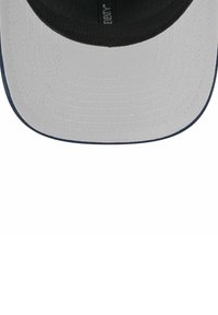Graue und schwarze Baseballkappe mit gebogenem Schirm, einer strukturierten Oberfläche und kontrastierenden Nähten entlang der Kanten.