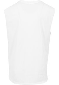 Weißes ärmelloses Top mit lockerem Schnitt, aus weichem Baumwollstoff gefertigt. Mit rundem Ausschnitt und abgerundetem Saum. Einfaches Design, keine sichtbaren Muster.