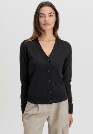 Zwarte v-hals cardigan met lange mouwen, voorzien van een vijfknops sluiting en een geribbelde zoom. Gemaakt van zacht, lichtgewicht materiaal.