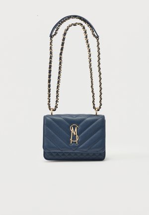 Sac à main en cuir matelassé bleu marine avec bandoulière chaîne dorée et logo entrelacé doré "MS" sur le rabat avant.