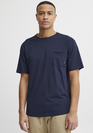 Navy blue short-sleeve T-shirt in soft fabric, featuring a chest pocket and a round neckline. Straight-cut design with minimal accents.