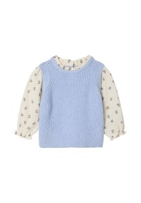 Helles blauer Strickwesten mit geripptem Textur, kombiniert mit einer cremefarbenen Bluse mit Blumenmuster und Puffärmeln.