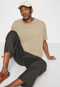 Les Deux DIEGO - T-shirt básica - dark sand/yellow