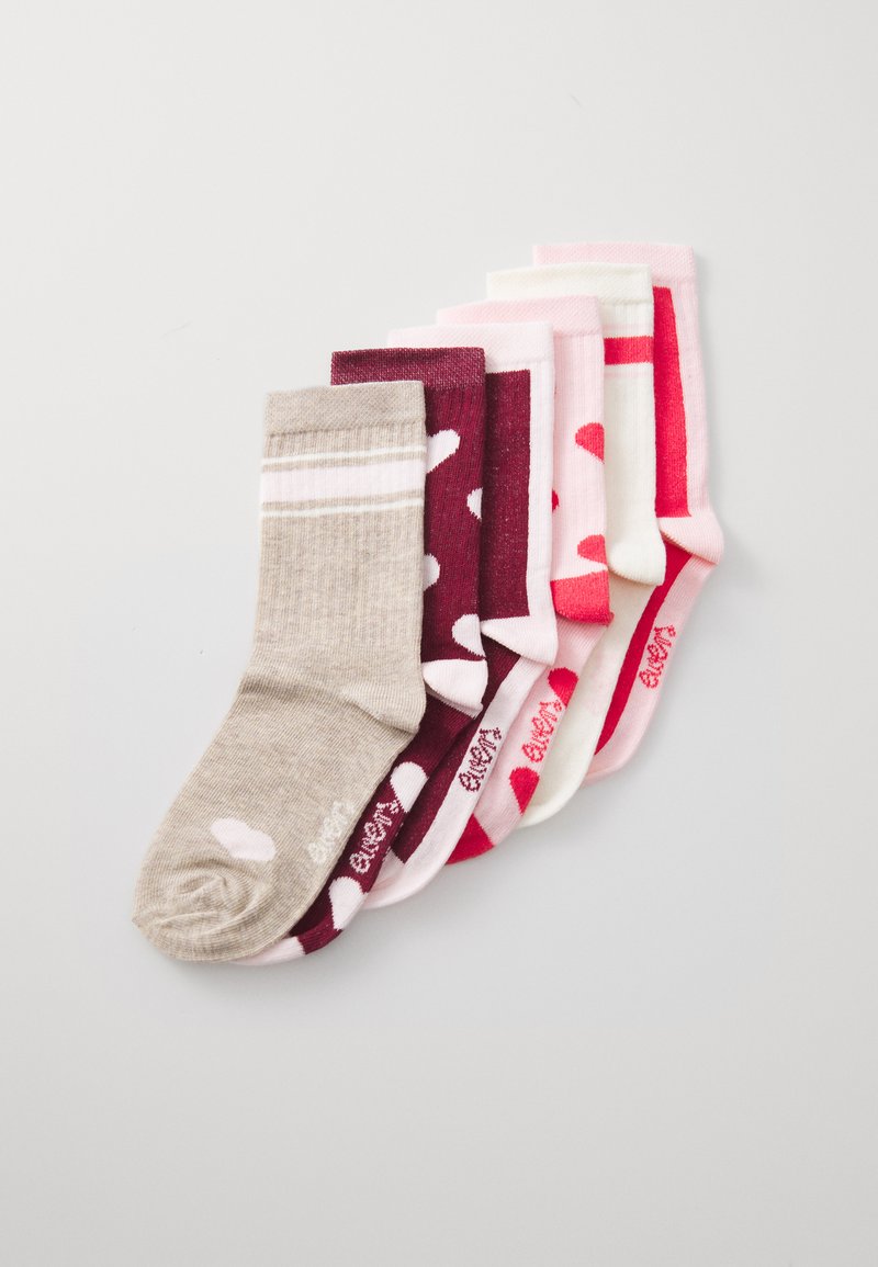 Sett med syv sokker i ulike nyanser av rosa, burgunder og beige. Mønstrene inkluderer striper og hjerter. Mykt stoff, varierte mønstre.