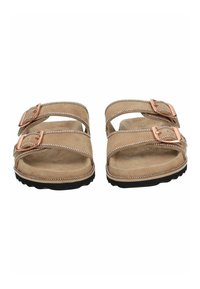 Beige Sandalen mit zwei verstellbaren Riemen, metallischen Schnallen und einem gepolsterten Fußbett; strukturierte Außensohle für besseren Halt.