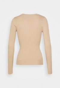 Haut à manches longues côtelé en beige clair, design ajusté avec un col rond, texture douce et léger éclat ; finition lisse sans coutures visibles.