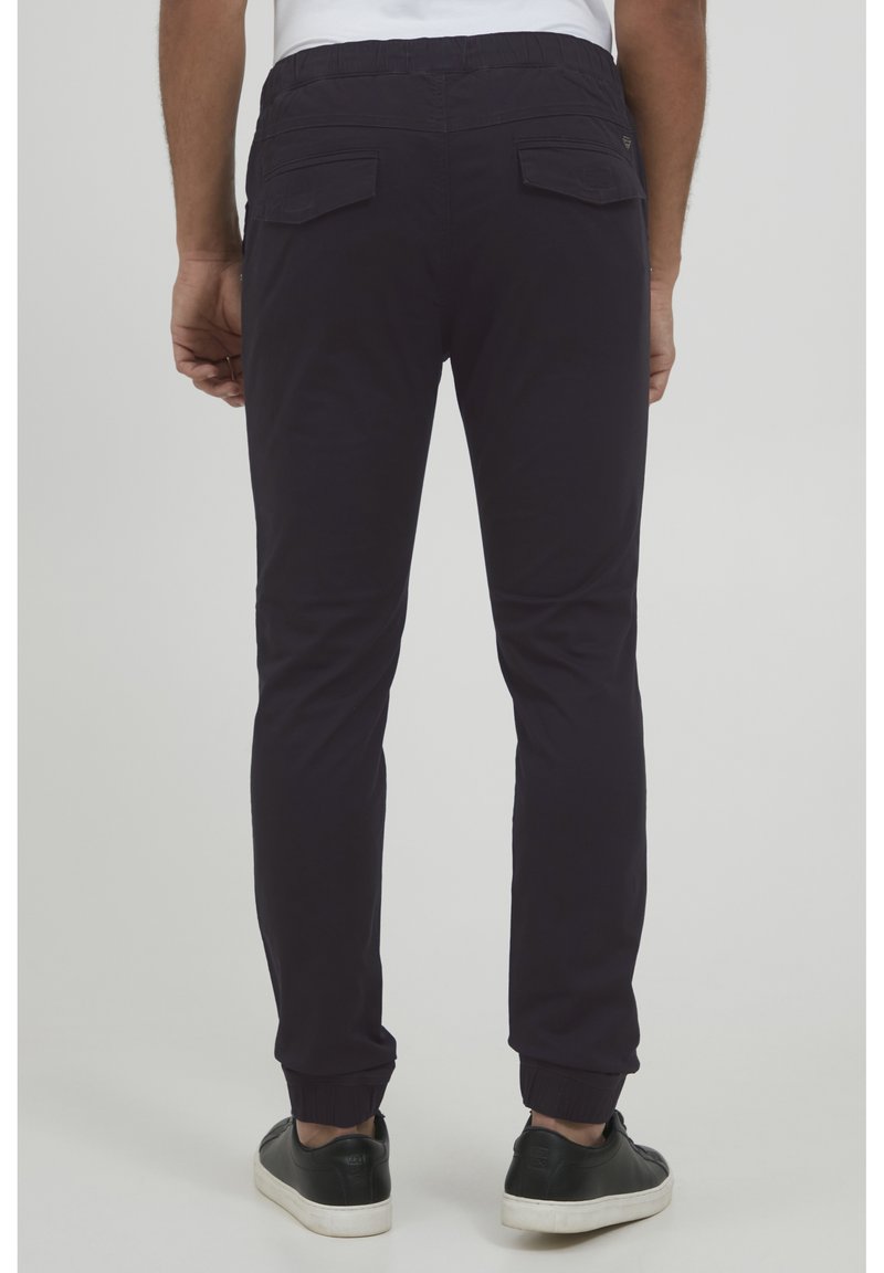 Herren Trainingsanzüge | 11 Project Jogginghose black/schwarz - XN94326 Herren Trainingsanzüge | 11 Project Jogginghose black/schwarz - XN94326
