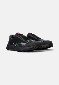 Scarpe sportive nere con una parte superiore testurizzata, caratterizzate da motivi floreali colorati. Suola in gomma spessa con un design del battistrada robusto.