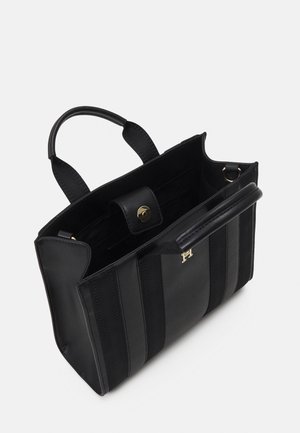 Czarna skórzana torba typu tote z teksturowanymi pasami materiału, dwoma uchwytami, otwartym zamknięciem na zatrzask oraz wewnętrzną kieszenią na suwak.