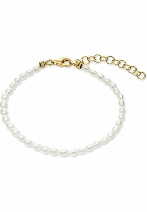 Perlenarmband mit kleinen, ovalen weißen Perlen, gesichert mit einem goldenen Karabinerhaken und einer verstellbaren Verlängerungskette aus Gold.