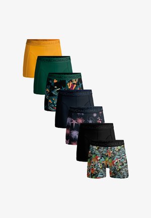 Siete pares de calzoncillos tipo bóxer en varios colores: amarillo, verde, negro y diseños estampados, con cinturillas elásticas negras con la inscripción "MUCHACHOMALO".