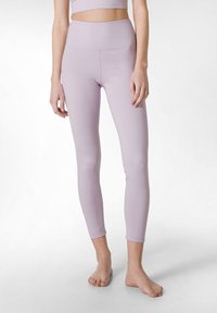 Ljuslila leggings i stretchigt material, med hög midja, sömlöst design och en figurnära silhuett ner till anklarna.