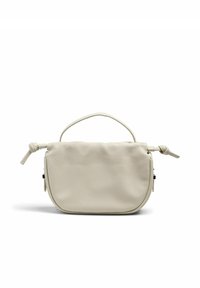 Kermansävyinen nahkalaukku, jossa on sileä pinta, pyöreä muoto, solmittavat kahvat ja vetoketjukiinnitys. Ominaisuuksina minimalistinen muotoilu ja hienovaraiset yksityiskohdat.