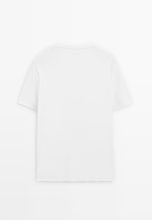 T-shirt bianco a maniche corte realizzato in cotone morbido, con scollo rotondo e design semplice, privo di motivi o grafiche.