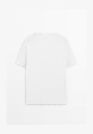 T-shirt blanc à manches courtes en coton doux, avec un col rond et un design uni sans motifs ni graphiques.