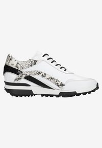 Białe sneakersy z teksturowanym akcentem w czarno-biały wzór węża, czarnymi detalami, sześcioma czarnymi oczkami i solidną czarną podeszwą.