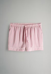 Pantalones cortos con cintura elástica de rayas verticales rosas y blancas, con lazo delantero y dobladillos en los bordes, sobre un fondo claro liso.