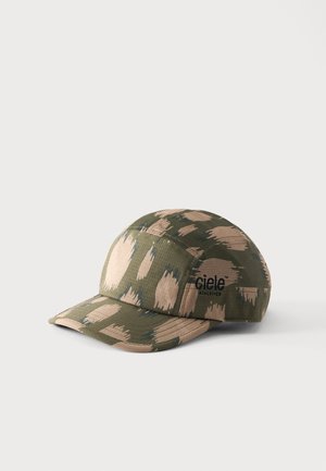Sportskasket med camouflage-mønster med grønne, beige og sorte pletter og en buet skygge, med teksten "Ciele Athletics" på siden.