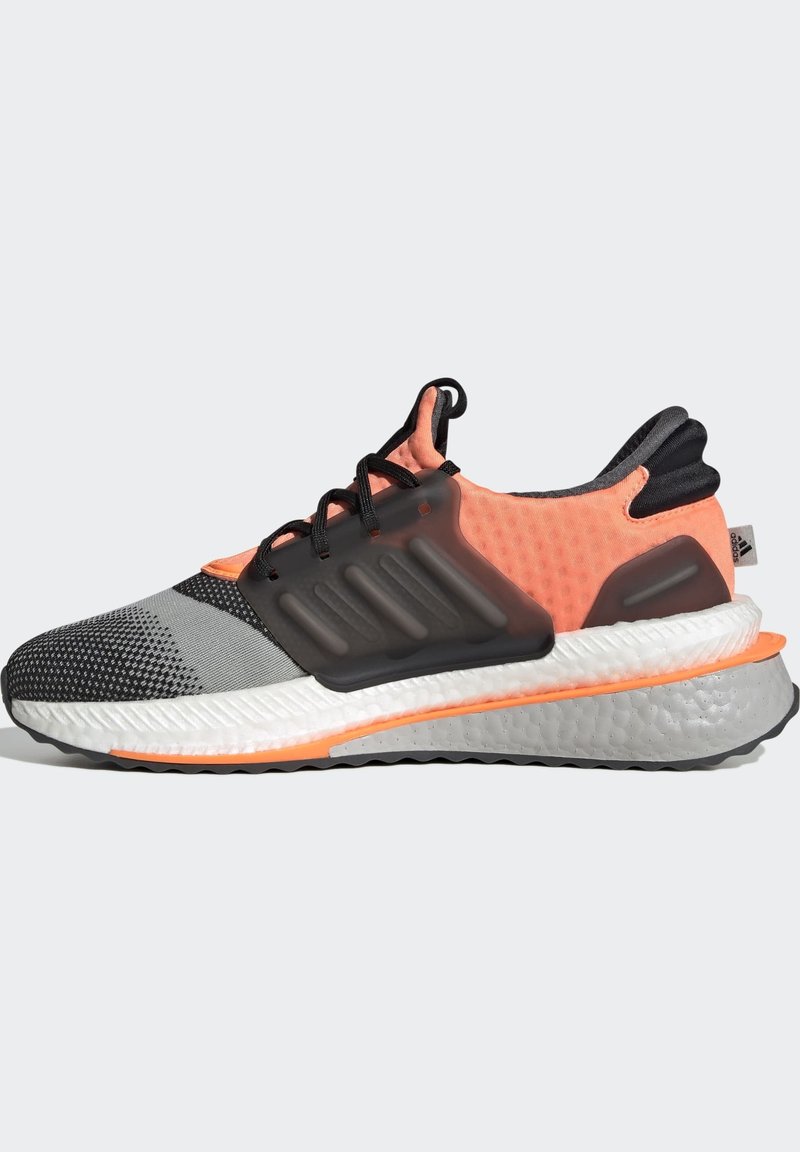 Zapatilla de correr en colores gris, negro y coral, con parte superior de punto transpirable, cordones negros, suela acolchada blanca y gris, y lengüeta trasera con marca.