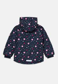 Veste matelassée bleu marine présentant un motif d'étoiles en rose, rouge et blanc. Comprend une capuche et des poignets élastiques pour la chaleur et le confort.