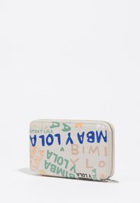 Tekstuuriga sünteetilisest materjalist lukuga rahakott, millel on valge alus ning mitmevärvilised mängulised tekstid ja logood sinises, rohelises ja oranžis.