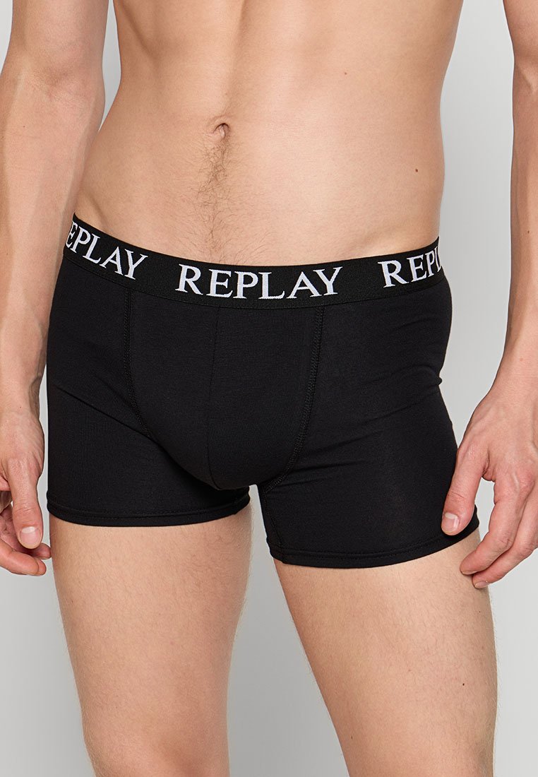 Czarne bokserki wykonane z miękkiej tkaniny, o dopasowanym kroju, z szerokim elastycznym pasem w talii z napisem "REPLAY" na białym tle i bez dodatkowych wzorów.