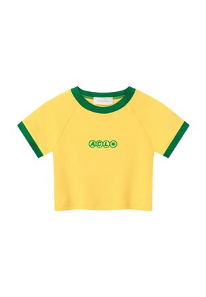 Žluté krátké tričko se zeleným límečkem a lemy rukávů, s zeleným nápisem "ACLO" a ikonou slunce na předním středu.