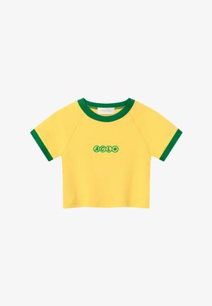 Gelbes kurzes T-Shirt mit grünem Kragen und Ärmelsäumen, mit grünem "ACLO" Schriftzug und Sonnen-Symbol vorne in der Mitte.