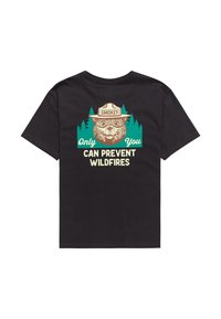 Camiseta de algodón negra con un gráfico de un oso con un sombrero de guardabosques, rodeado de árboles verdes, con el texto "Solo tú puedes prevenir incendios forestales".