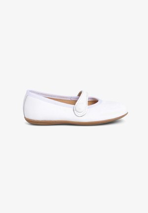 Witte platte schoen met een ronde neus, elastische band en knoopdetail; glad synthetisch bovenwerk en textured rubberen zool.