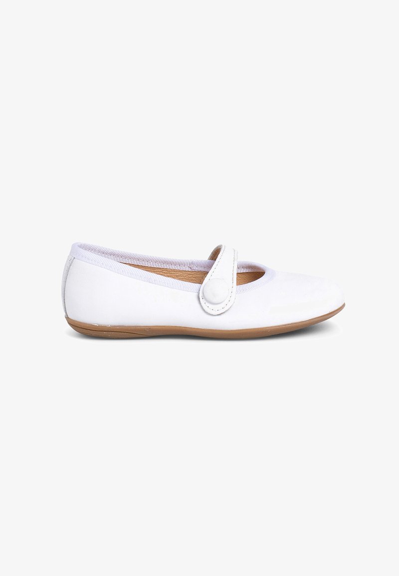 Zapato plano blanco con punta redonda, tira elástica y detalle de botón; parte superior sintética suave y suela de goma texturizada.