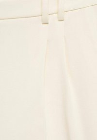 Pantaloni de culoare crem, realizati dintr-un material neted, cu pliuri frontale si un talie plată dotată cu două bucle orizontale pentru curea.