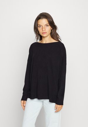 Pull noir à manches longues avec un large col bateau, coupe décontractée et poignets côtelés. Tissu léger au toucher doux.