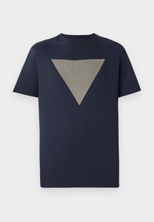 T-shirt de algodão azul-marinho com um grande padrão triangular riscado em bege na parte da frente, com mangas curtas e gola redonda.